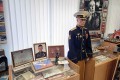 Передача  родственниками героя кителя в дар для музея 
